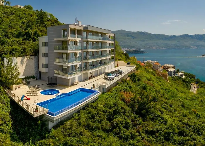 Altezza Apt W/Sea View + Shared Pool + Free Parking